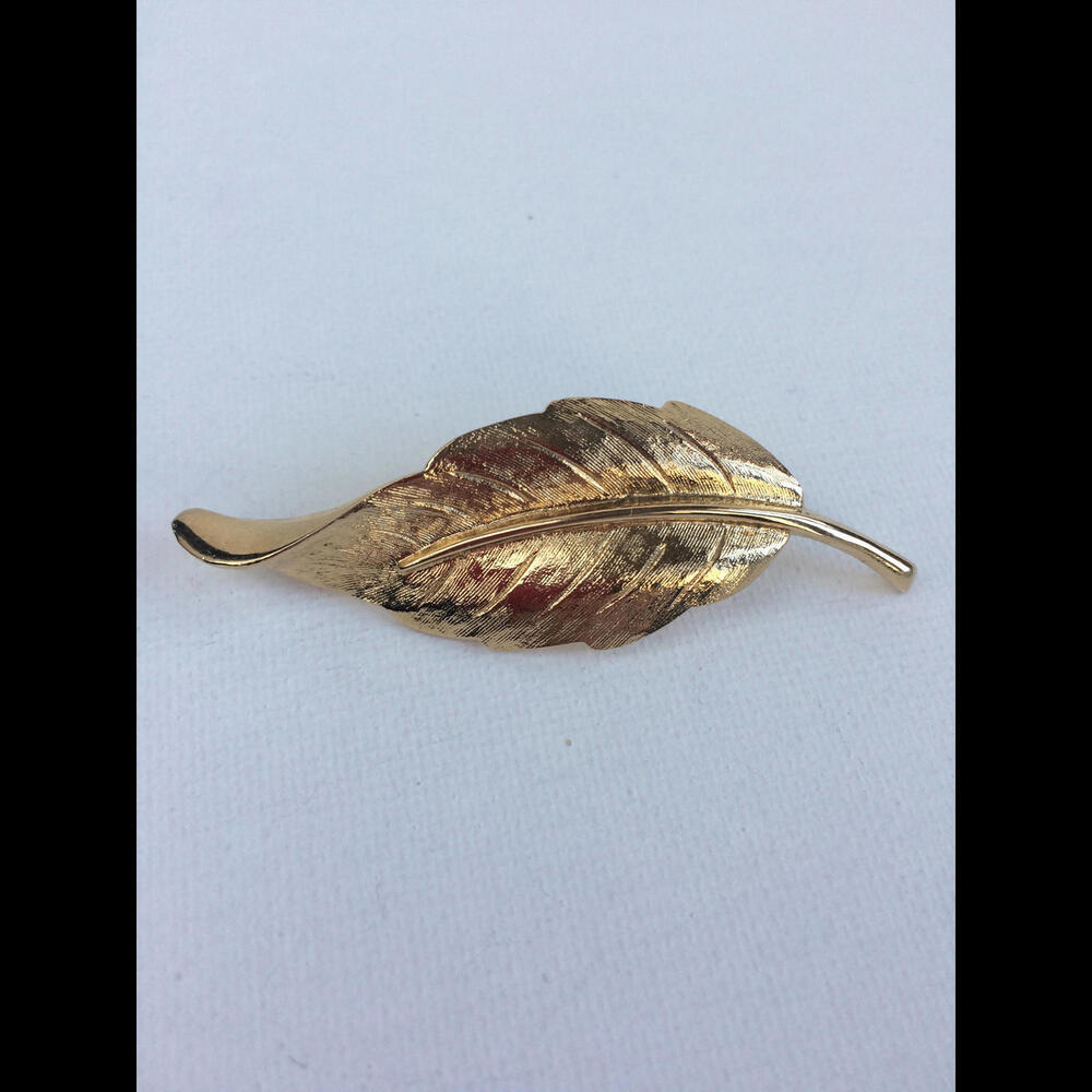 Elegant AVON Gold-tone Leaf Brooch - Vintage-Inspired Accessory